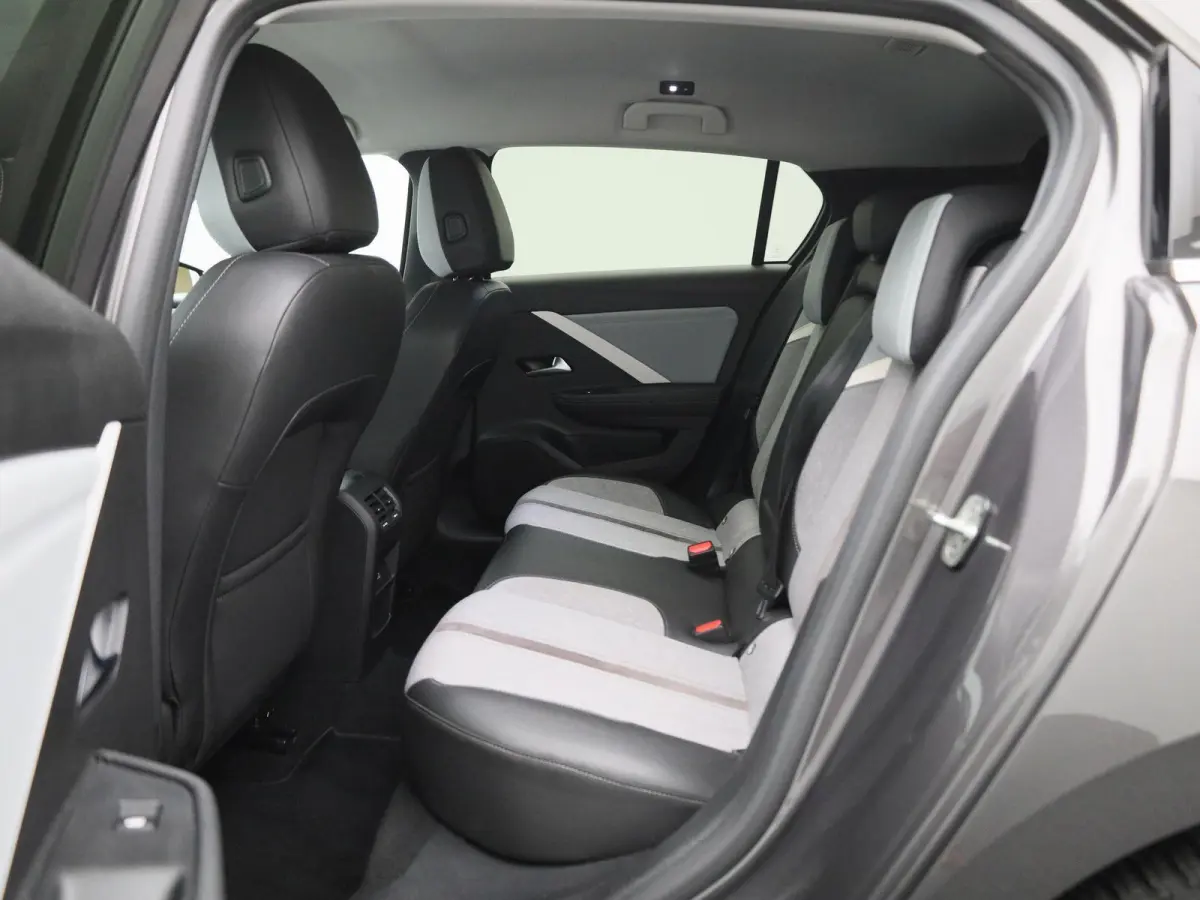 1.2 Business Elegance | WORDT VERWACHT | AUTOMAAT | ACHTERUITRIJCAMERA | APPLE CARPLAY - ANDROID AUTO | STOELVERWARMING | STUURWIELVERWARMING | CLIMATE CONTROL | ADAPTIVE CRUISE CONTROL |