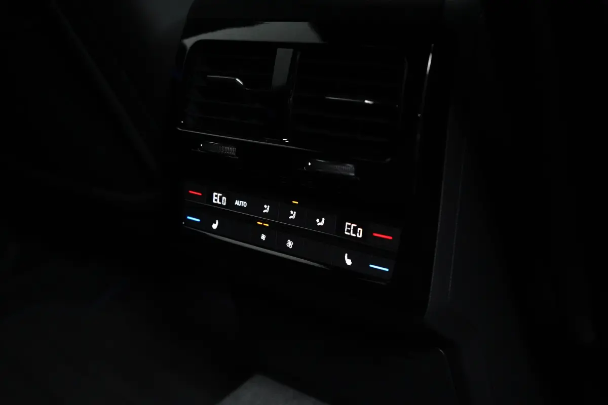 3.0 TSi eHybrid 4MOTION 460 pk R-line | Trekhaak elek. uitklapbaar | Panorama-dak | 22 inch LM-Velgen | Achteruitrijcamera |