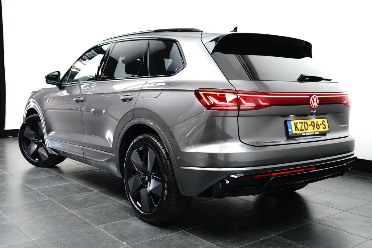 3.0 TSi eHybrid 4MOTION 460 pk R-line | Trekhaak elek. uitklapbaar | Panorama-dak | 22 inch LM-Velgen | Achteruitrijcamera |