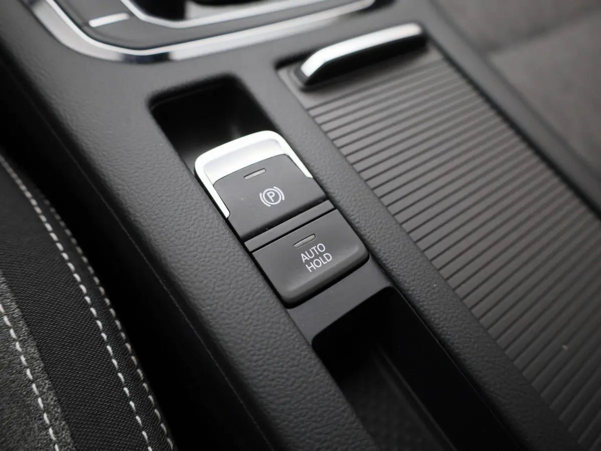 2.0 TSI Elegance Business AUTOMAAT | ACHTERUITRIJCAMERA | STOELVERWARMING | STUURWIELVERWARMING | APPLE CARPLAY - ANDROID AUTO | CLIMATE CONTROL | ADAPTIVE CRUISE CONTROL |