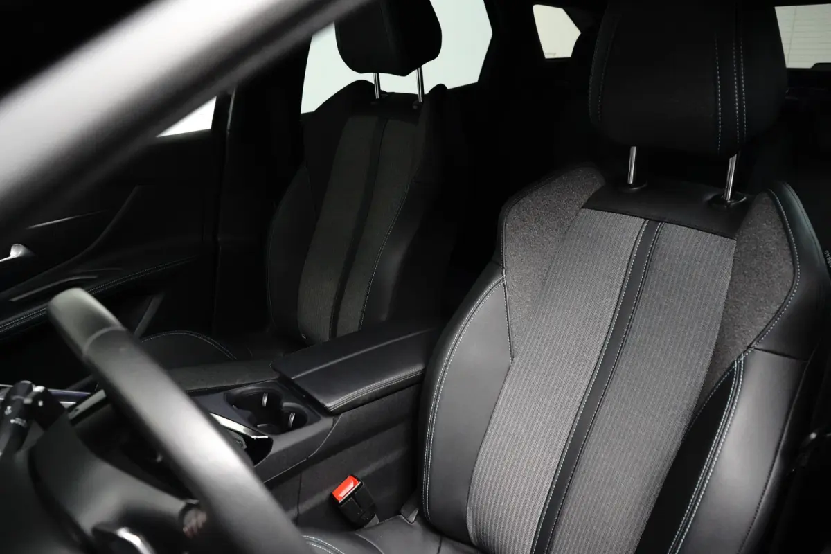 1.6 HYbrid 225 Active Pack Business Camera | Parkeersensoren | Digitaal Dashboard | 17" Lichtmetaal | Leder/Stof | Keyless | LED | Achteruitrijcamera | Apple Carplay/Android Auto|telefoonint