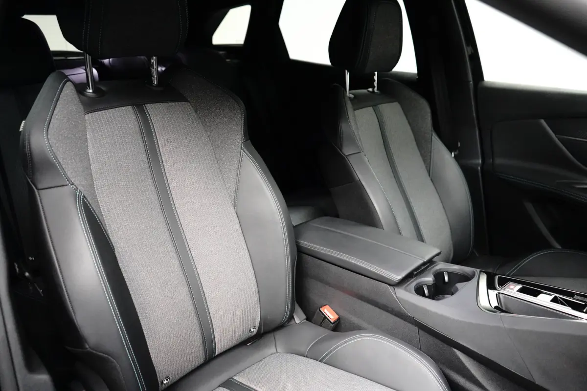 1.6 HYbrid 225 Active Pack Business Camera | Parkeersensoren | Digitaal Dashboard | 17" Lichtmetaal | Leder/Stof | Keyless | LED | Achteruitrijcamera | Apple Carplay/Android Auto|telefoonint