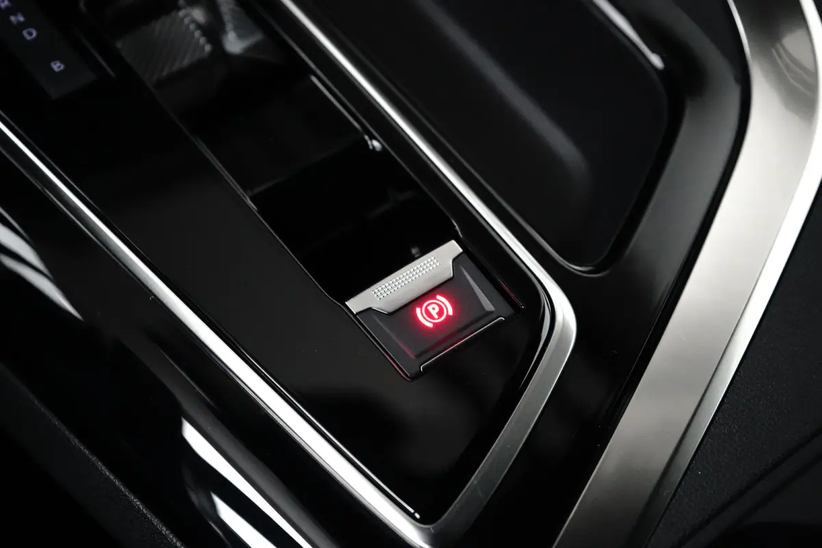 1.6 HYbrid 225 Active Pack Business Camera | Parkeersensoren | Digitaal Dashboard | 17" Lichtmetaal | Leder/Stof | Keyless | LED | Achteruitrijcamera | Apple Carplay/Android Auto|telefoonint