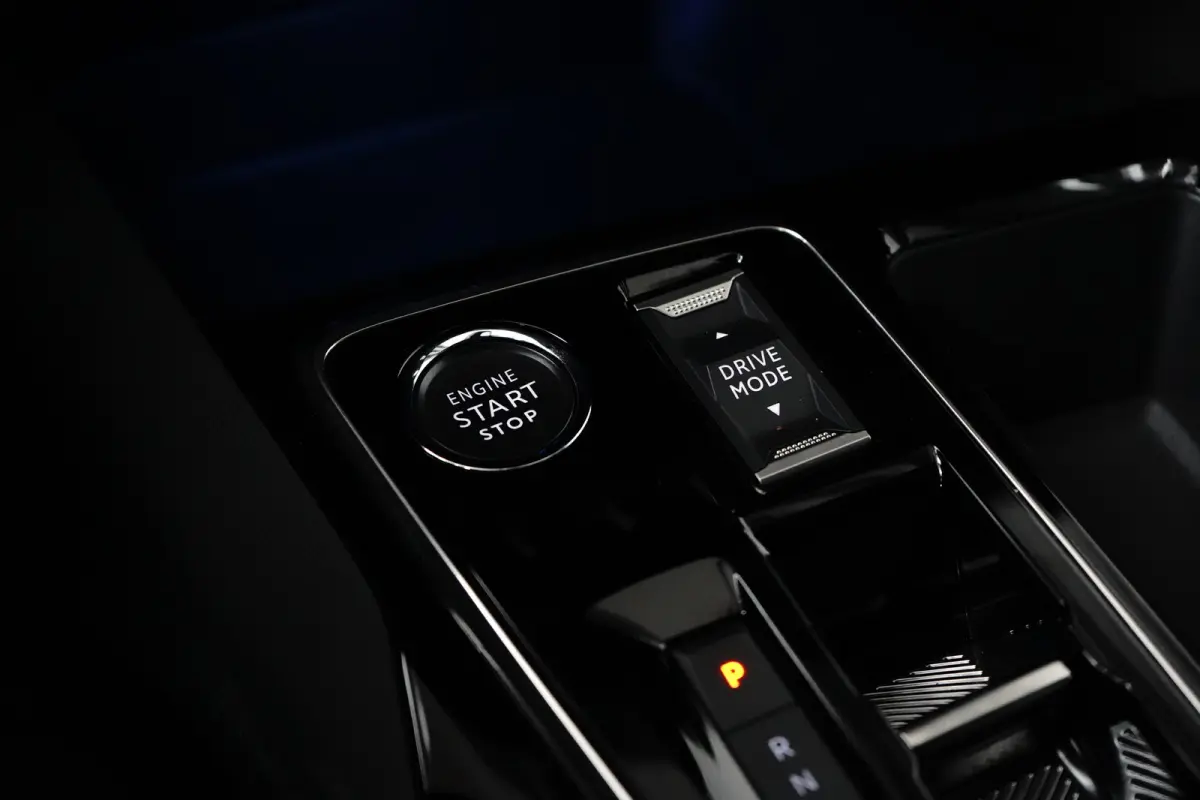 1.6 HYbrid 225 Active Pack Business Camera | Parkeersensoren | Digitaal Dashboard | 17" Lichtmetaal | Leder/Stof | Keyless | LED | Achteruitrijcamera | Apple Carplay/Android Auto|telefoonint