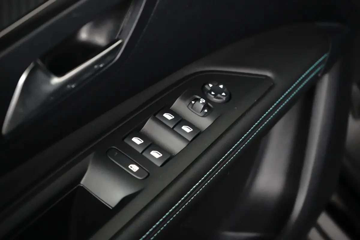 1.6 HYbrid 225 Active Pack Business Camera | Parkeersensoren | Digitaal Dashboard | 17" Lichtmetaal | Leder/Stof | Keyless | LED | Achteruitrijcamera | Apple Carplay/Android Auto|telefoonint