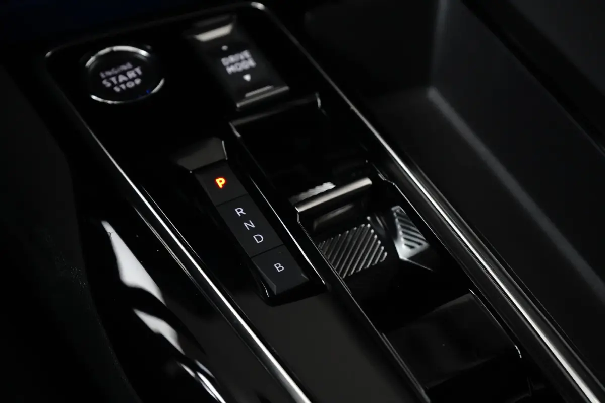 1.6 HYbrid 225 Active Pack Business Camera | Parkeersensoren | Digitaal Dashboard | 17" Lichtmetaal | Leder/Stof | Keyless | LED | Achteruitrijcamera | Apple Carplay/Android Auto|telefoonint