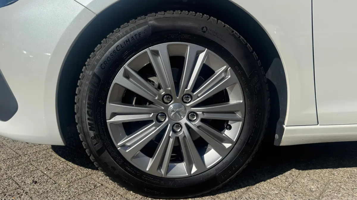1.2 PURETECH 130PK 5-DRS ALLURE AUTOMAAT / NAVI / LEDER / CLIMA / FULL-LED / PDC / PARELMOER / PANO. DAK / 16" LMV / TREKHAAK  !!