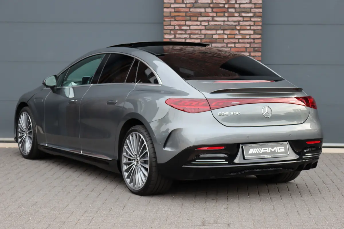300 AMG Line 90 kWh | Luchtvering | Distronic | Panoramadak | Memory | Warmtepomp | Keyless Go | Camera | Dodehoekassistent |
