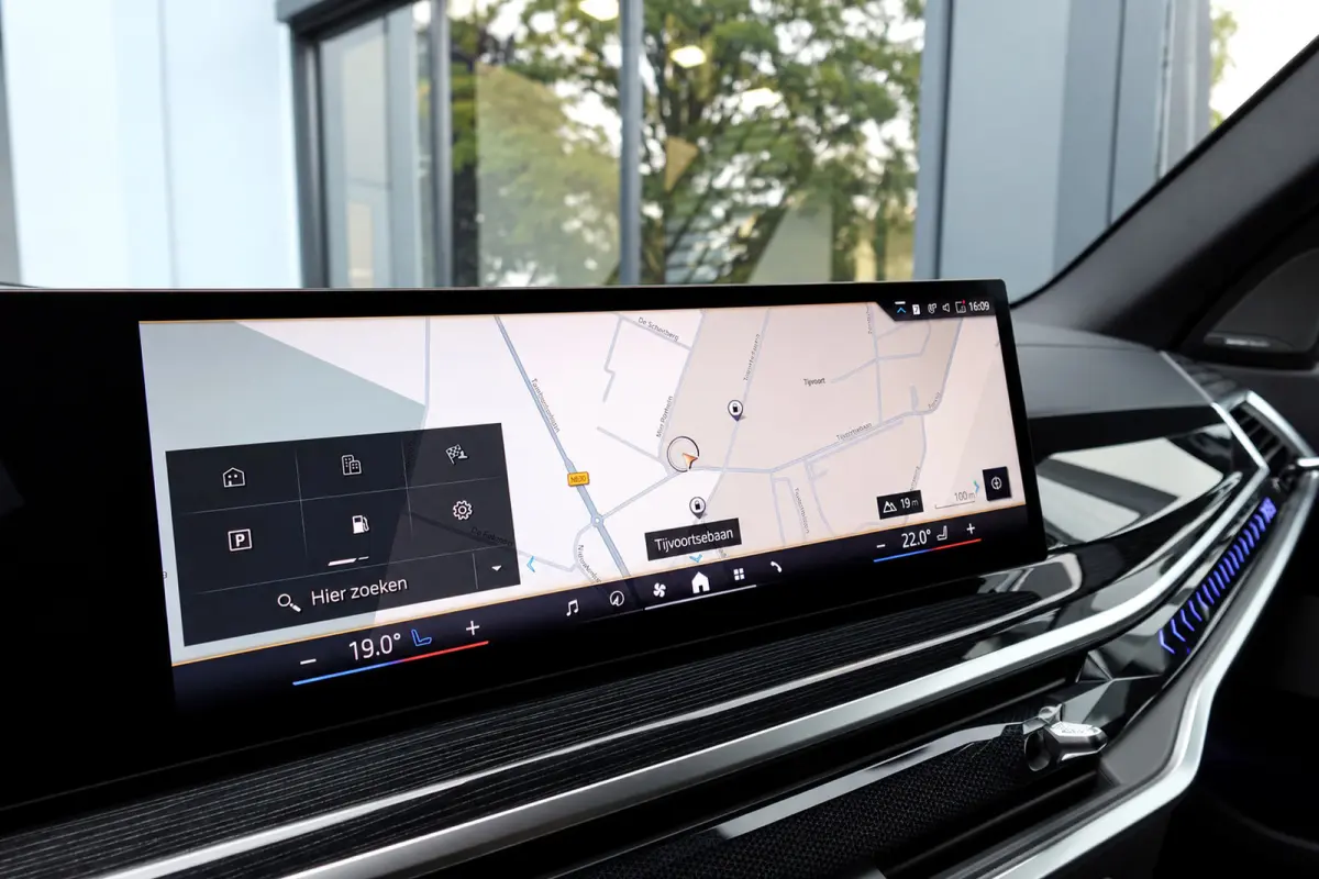 XDrive50e PANO KEYLESS SKYLOUNGE URBAN