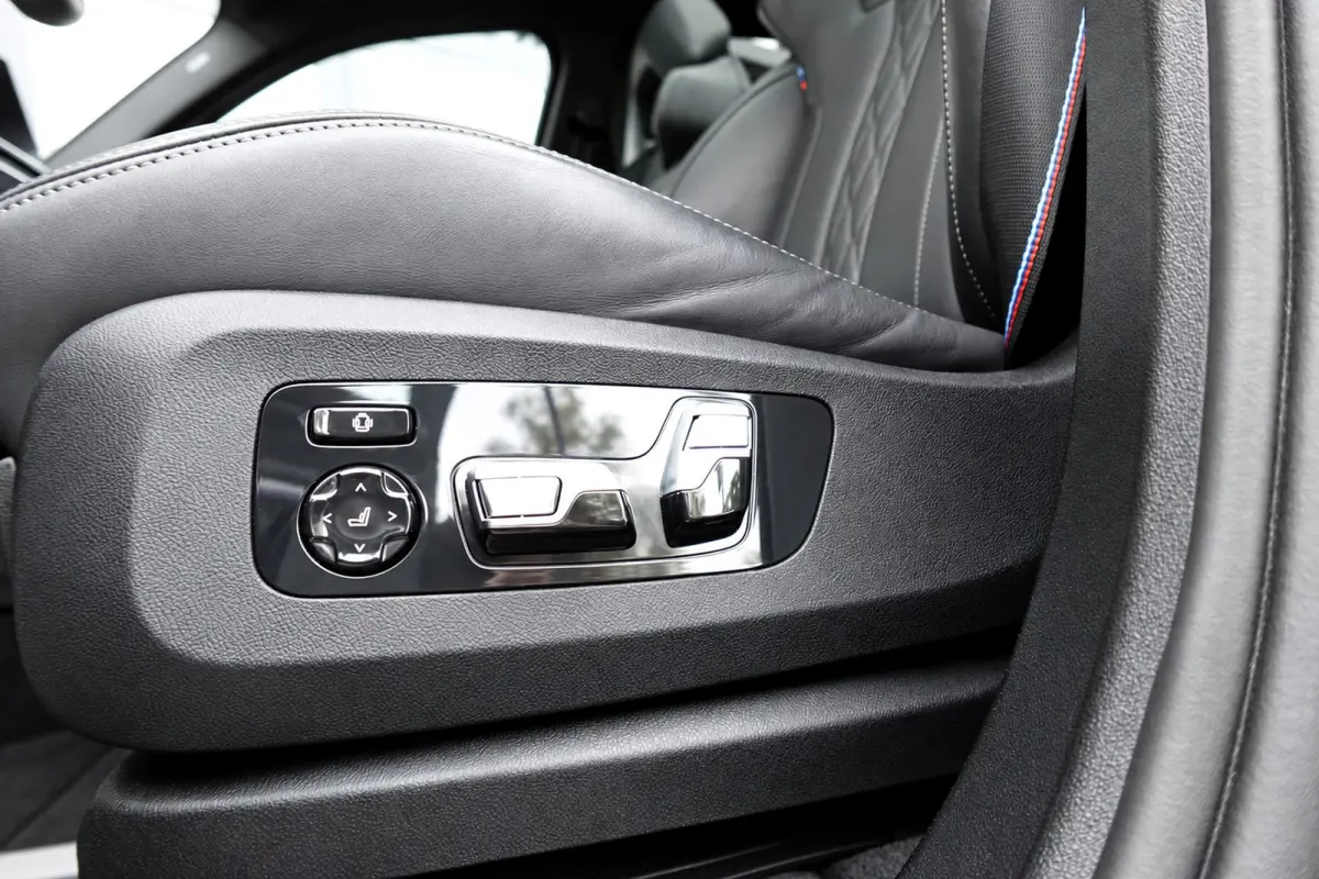XDrive50e PANO KEYLESS SKYLOUNGE URBAN