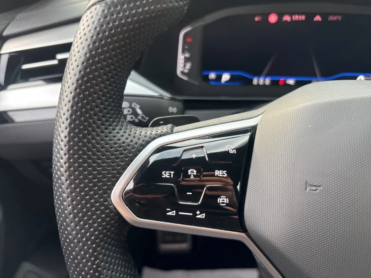 2.0 TDI R-LINE BUSINESS+ TREKHAAK/IQ-LIGHTS/ACC/CAMERA/STOELVERW