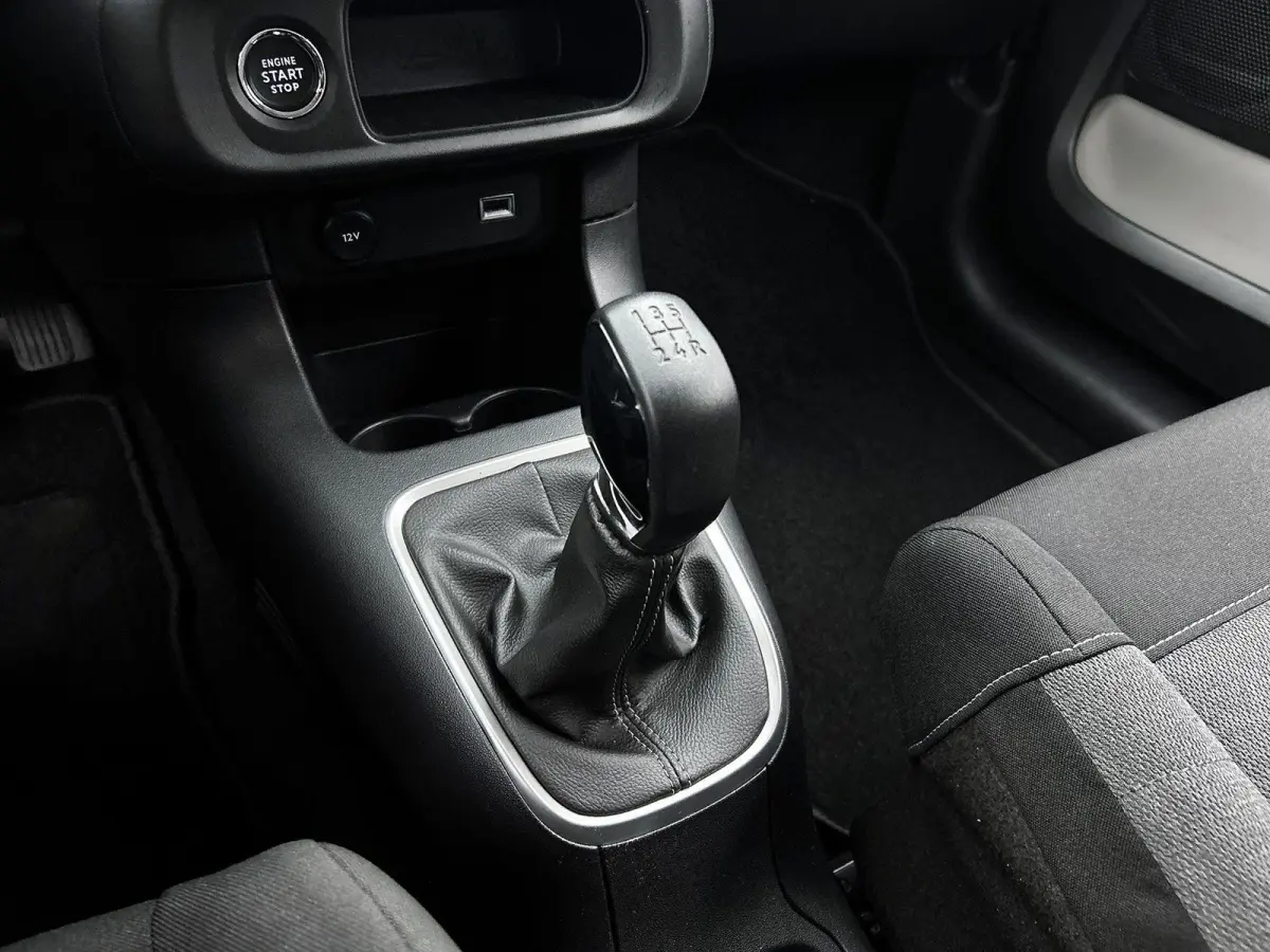 1.2 83pk Shine | 1ste Eigenaar | Navigatie | Apple Carplay/Android Auto | Armsteun | LED | Climate Control | Cruise Control | Camera | Privacy Glass | Navigatie | LMV | Isofix | Two-Tone |