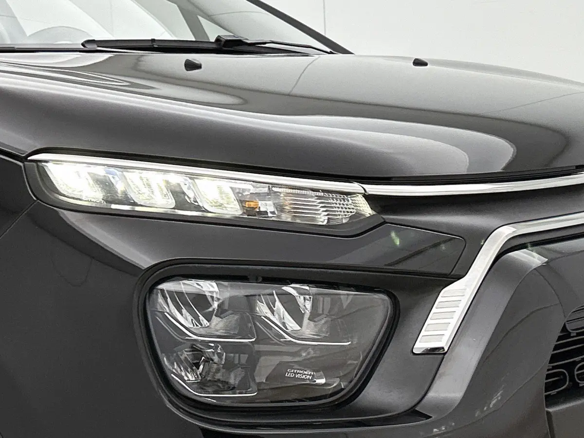 1.2 83pk Shine | 1ste Eigenaar | Navigatie | Apple Carplay/Android Auto | Armsteun | LED | Climate Control | Cruise Control | Camera | Privacy Glass | Navigatie | LMV | Isofix | Two-Tone |