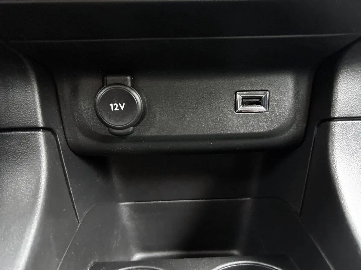 1.2 83pk Shine | 1ste Eigenaar | Navigatie | Apple Carplay/Android Auto | Armsteun | LED | Climate Control | Cruise Control | Camera | Privacy Glass | Navigatie | LMV | Isofix | Two-Tone |