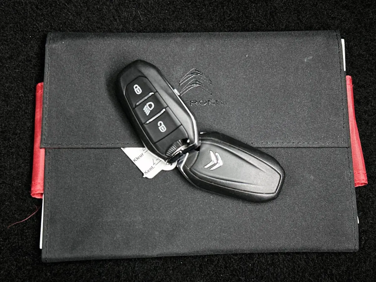 1.2 83pk Shine | 1ste Eigenaar | Navigatie | Apple Carplay/Android Auto | Armsteun | LED | Climate Control | Cruise Control | Camera | Privacy Glass | Navigatie | LMV | Isofix | Two-Tone |