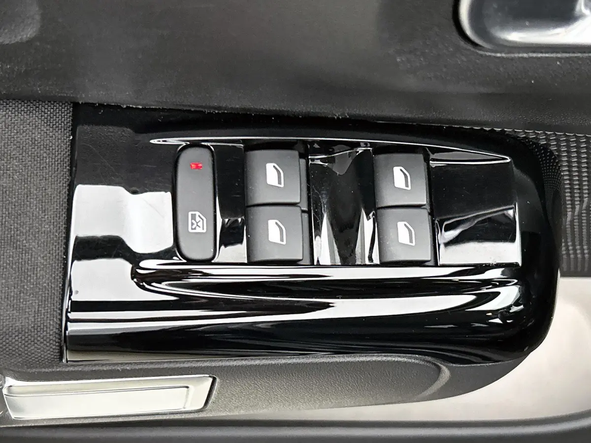 1.2 83pk Shine | 1ste Eigenaar | Navigatie | Apple Carplay/Android Auto | Armsteun | LED | Climate Control | Cruise Control | Camera | Privacy Glass | Navigatie | LMV | Isofix | Two-Tone |