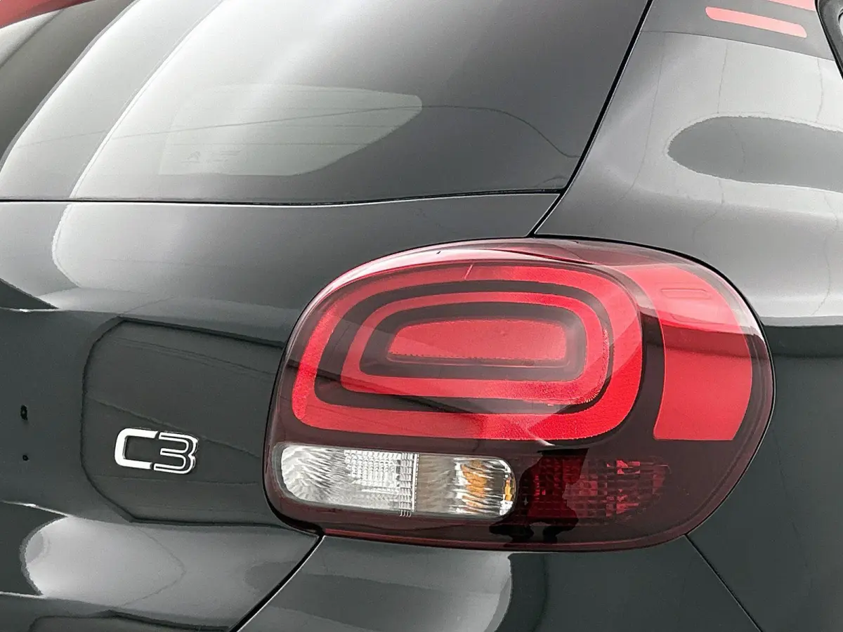 1.2 83pk Shine | 1ste Eigenaar | Navigatie | Apple Carplay/Android Auto | Armsteun | LED | Climate Control | Cruise Control | Camera | Privacy Glass | Navigatie | LMV | Isofix | Two-Tone |