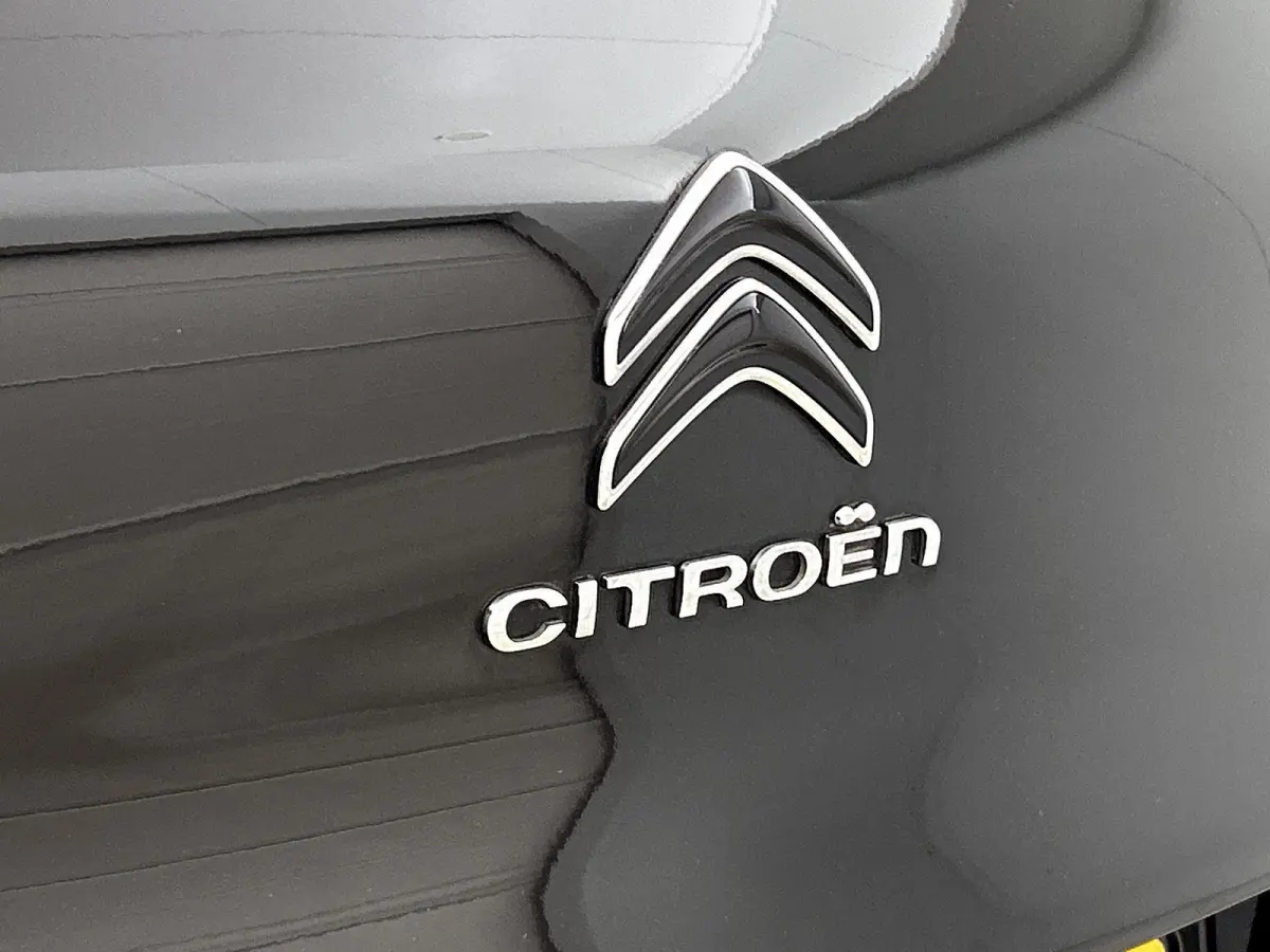 1.2 83pk Shine | 1ste Eigenaar | Navigatie | Apple Carplay/Android Auto | Armsteun | LED | Climate Control | Cruise Control | Camera | Privacy Glass | Navigatie | LMV | Isofix | Two-Tone |