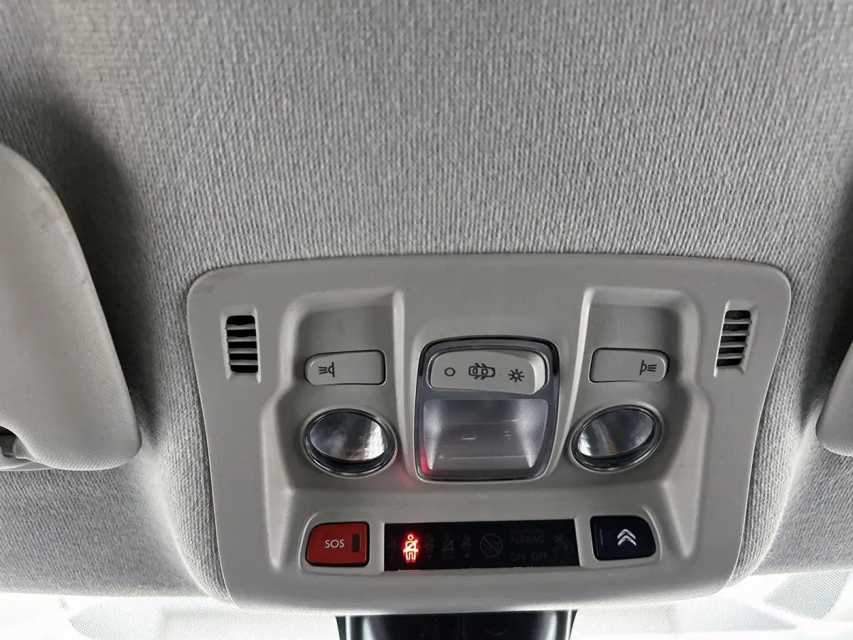 1.2 83pk Shine | 1ste Eigenaar | Navigatie | Apple Carplay/Android Auto | Armsteun | LED | Climate Control | Cruise Control | Camera | Privacy Glass | Navigatie | LMV | Isofix | Two-Tone |
