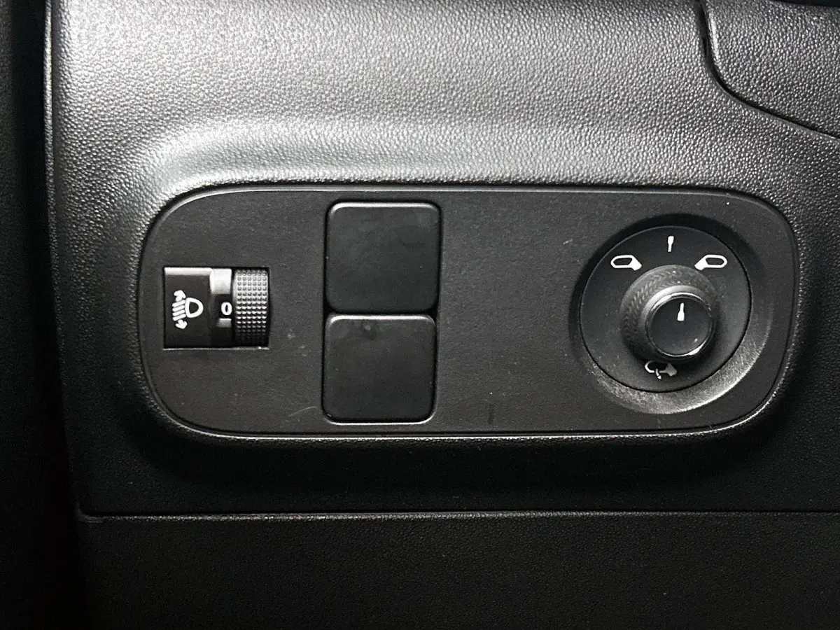 1.2 83pk Shine | 1ste Eigenaar | Navigatie | Apple Carplay/Android Auto | Armsteun | LED | Climate Control | Cruise Control | Camera | Privacy Glass | Navigatie | LMV | Isofix | Two-Tone |