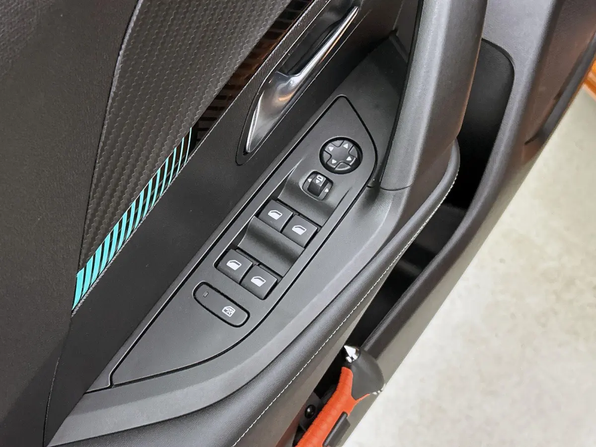 136pk EV Allure Pack 50 kWh Automaat | 1ste Eigenaar | Navigatie | Stoelverwarming | Climate Control | Cruise Control | Camera | 17"LMV | LED | Apple Carplay/Android Auto |