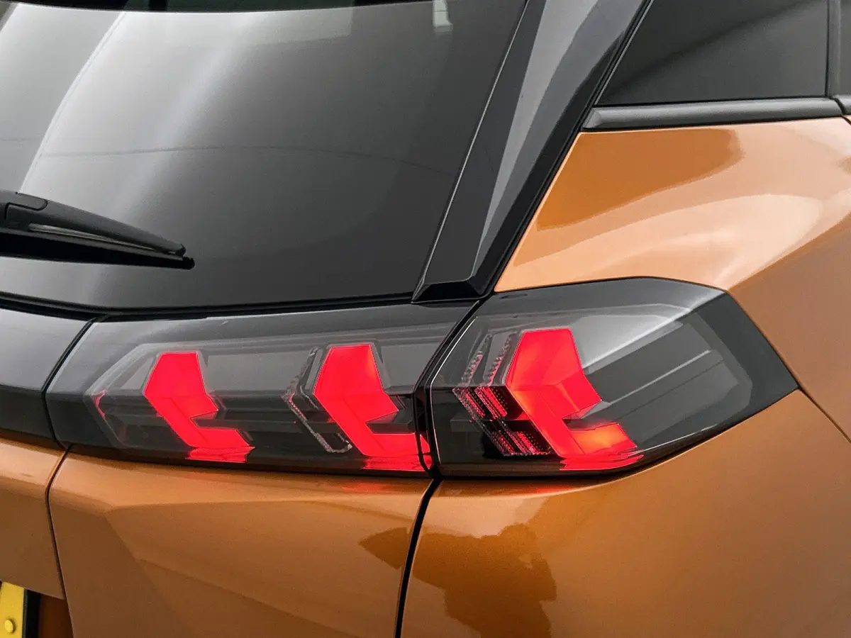 136pk EV Allure Pack 50 kWh Automaat | 1ste Eigenaar | Navigatie | Stoelverwarming | Climate Control | Cruise Control | Camera | 17"LMV | LED | Apple Carplay/Android Auto |