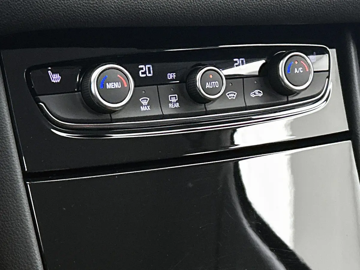 1.2 130pk | Trekhaak | Verstelbare Lendensteunen | Apple Carplay/Android Auto | Stoel-/Stuurverwarming | Parkeersensoren |