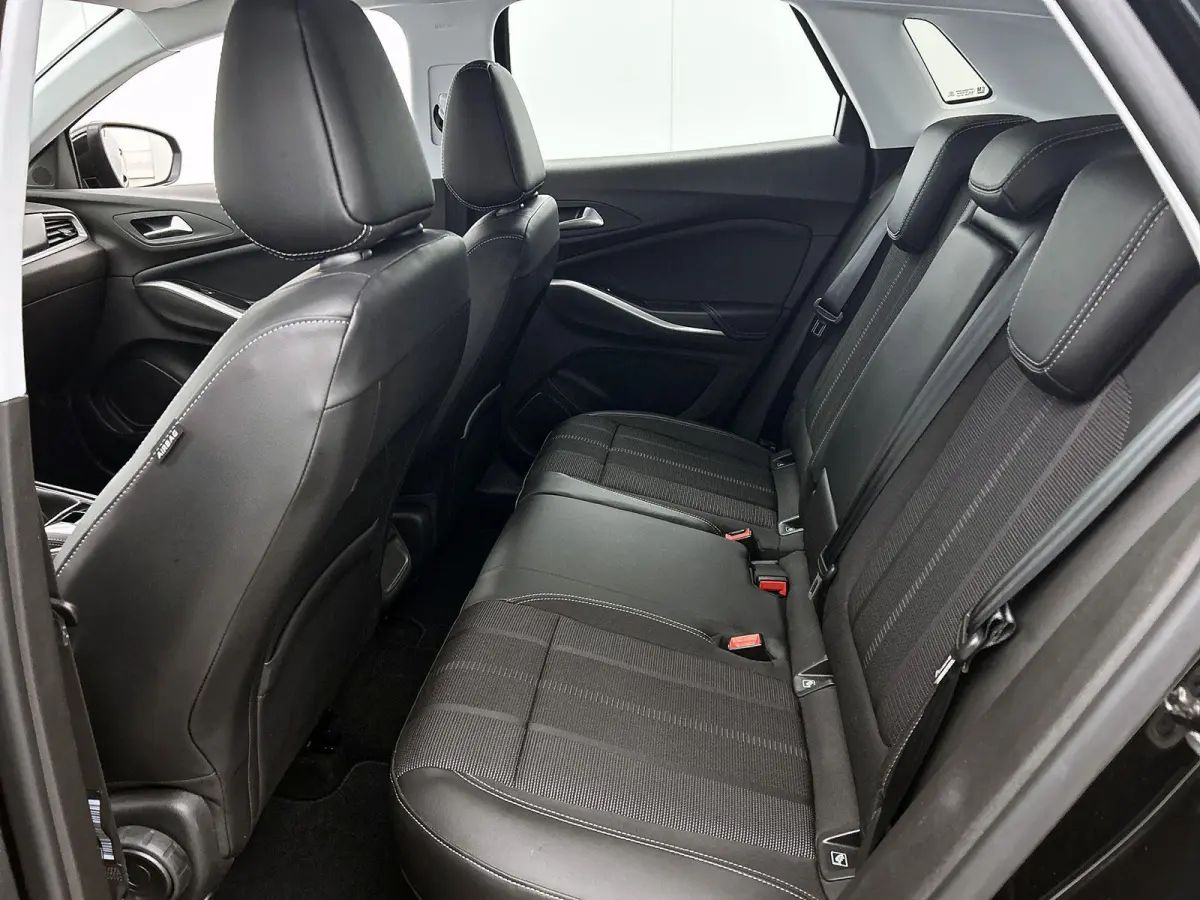 1.2 130pk | Trekhaak | Verstelbare Lendensteunen | Apple Carplay/Android Auto | Stoel-/Stuurverwarming | Parkeersensoren |