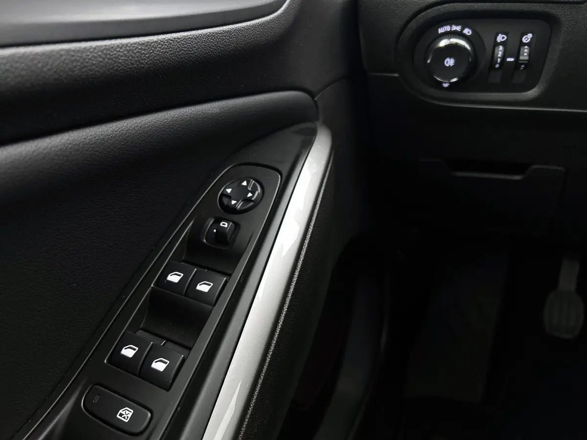 1.2 130pk | Trekhaak | Verstelbare Lendensteunen | Apple Carplay/Android Auto | Stoel-/Stuurverwarming | Parkeersensoren |