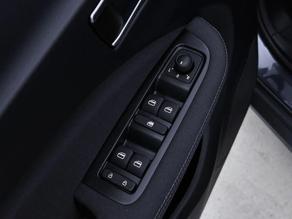Design 95pk 37.3 kWh Automaat | 265km WLTP Actieradius | Navigatie | Panoramadak | Achteruitrijcamera | Adaptieve Cruise Control | Climate Control | Parkeersensoren | Bluetooth | Keyless sta