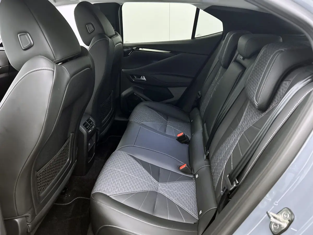 213pk Pallas Tech Pack 58.3 kWh Automaat | Elektrisch Verstelb. Bestuurdersstoel | Adaptieve Cruise Control | Stoelverwarming | Navigatie | 19"LMV |