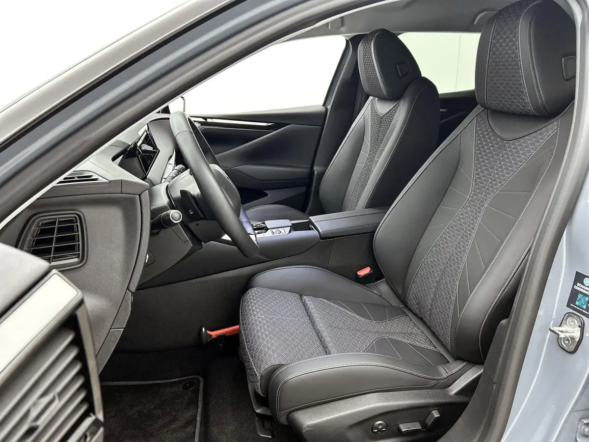 213pk Pallas Tech Pack 58.3 kWh Automaat | Elektrisch Verstelb. Bestuurdersstoel | Adaptieve Cruise Control | Stoelverwarming | Navigatie | 19"LMV |