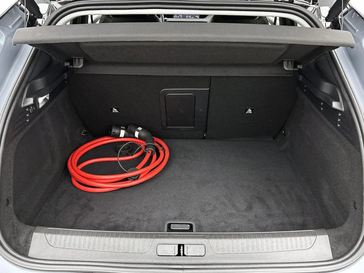 213pk Pallas Tech Pack 58.3 kWh Automaat | Elektrisch Verstelb. Bestuurdersstoel | Adaptieve Cruise Control | Stoelverwarming | Navigatie | 19"LMV |