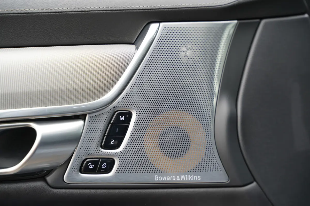 2.0 D4 Inscription 190pk | Apple Carplay/Android Auto | Bowers & Wilkins Sound | IntelliSafe Surround Pakket | Elektrisch glazen panorama-dak | LED koplampen | Luchtvering | Stoel verwarming