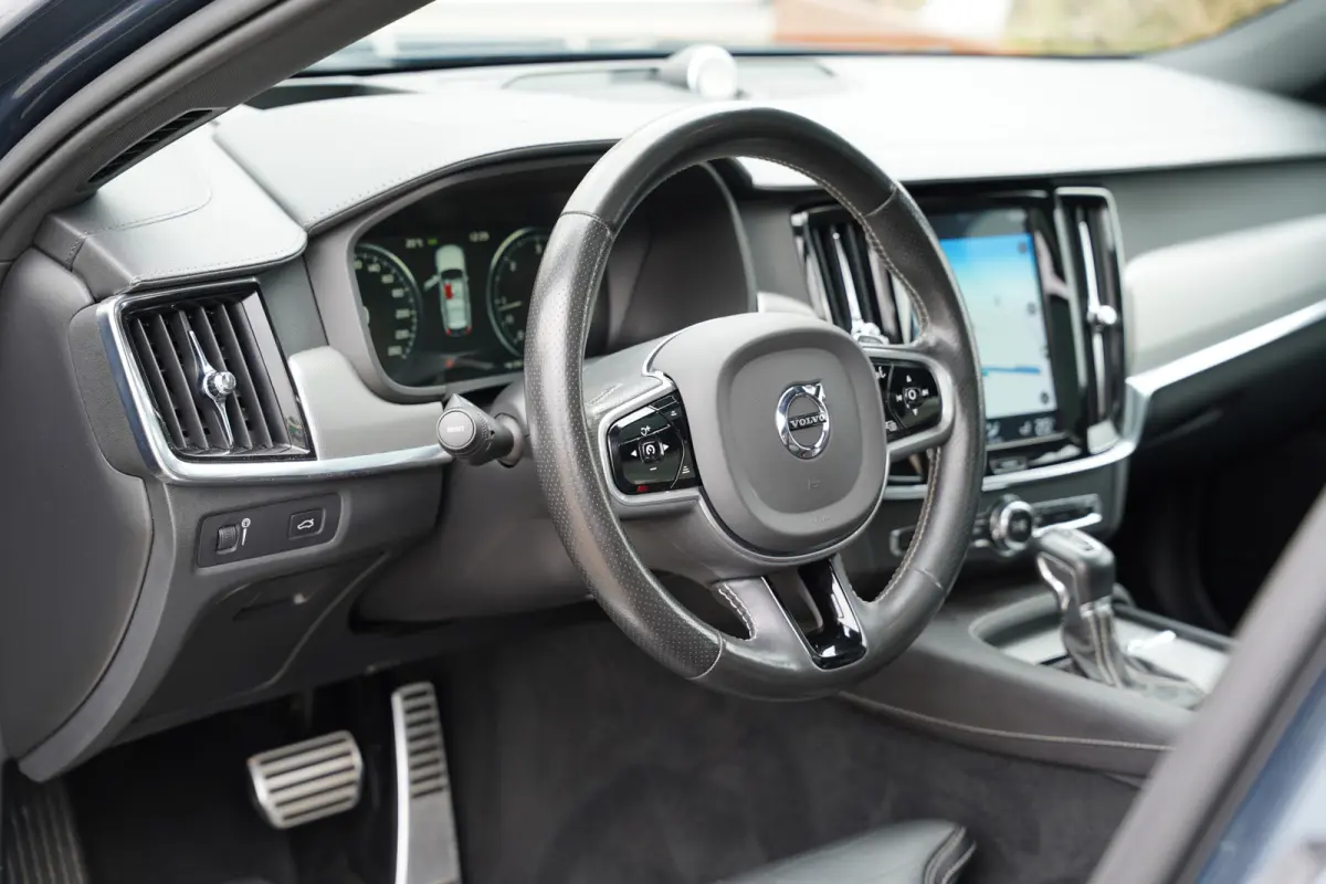 2.0 D4 Inscription 190pk | Apple Carplay/Android Auto | Bowers & Wilkins Sound | IntelliSafe Surround Pakket | Elektrisch glazen panorama-dak | LED koplampen | Luchtvering | Stoel verwarming