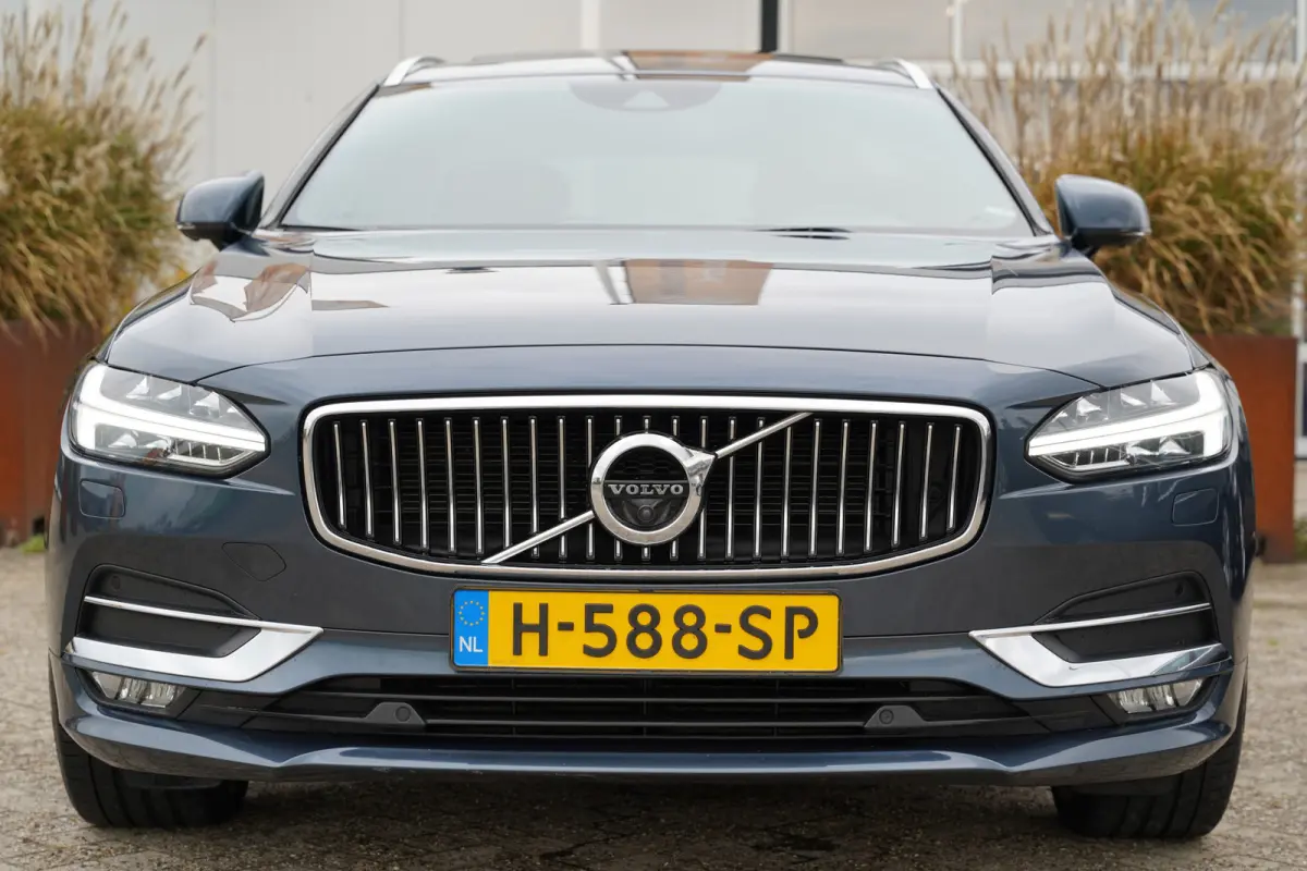 2.0 D4 Inscription 190pk | Apple Carplay/Android Auto | Bowers & Wilkins Sound | IntelliSafe Surround Pakket | Elektrisch glazen panorama-dak | LED koplampen | Luchtvering | Stoel verwarming