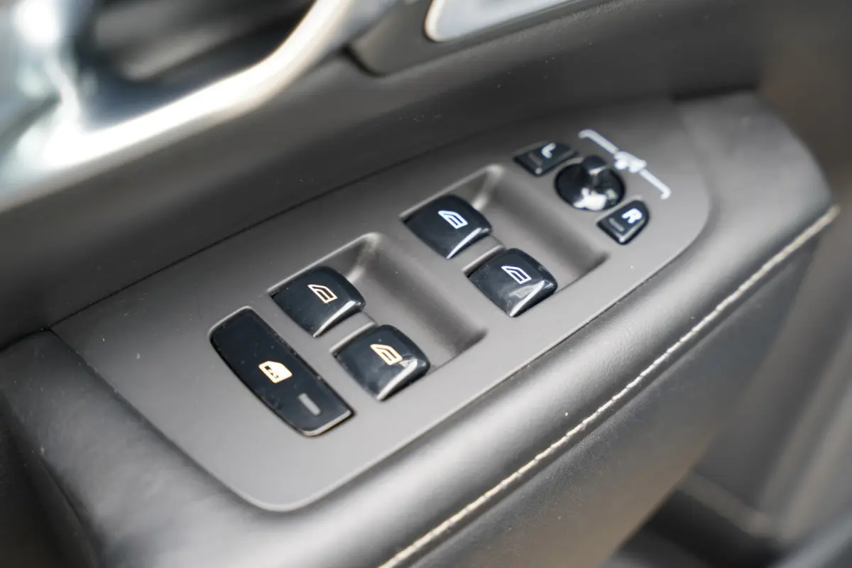 2.0 D4 Inscription 190pk | Apple Carplay/Android Auto | Bowers & Wilkins Sound | IntelliSafe Surround Pakket | Elektrisch glazen panorama-dak | LED koplampen | Luchtvering | Stoel verwarming
