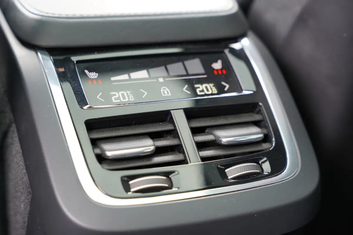 2.0 D4 Inscription 190pk | Apple Carplay/Android Auto | Bowers & Wilkins Sound | IntelliSafe Surround Pakket | Elektrisch glazen panorama-dak | LED koplampen | Luchtvering | Stoel verwarming