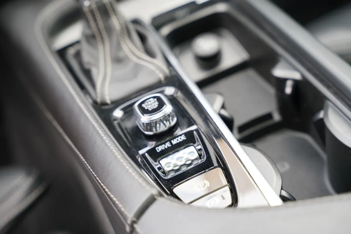2.0 D4 Inscription 190pk | Apple Carplay/Android Auto | Bowers & Wilkins Sound | IntelliSafe Surround Pakket | Elektrisch glazen panorama-dak | LED koplampen | Luchtvering | Stoel verwarming