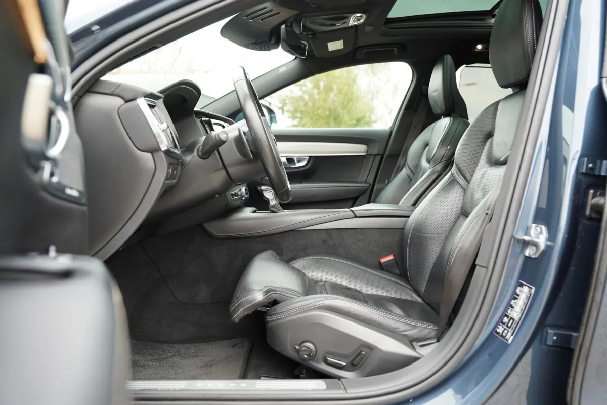 2.0 D4 Inscription 190pk | Apple Carplay/Android Auto | Bowers & Wilkins Sound | IntelliSafe Surround Pakket | Elektrisch glazen panorama-dak | LED koplampen | Luchtvering | Stoel verwarming
