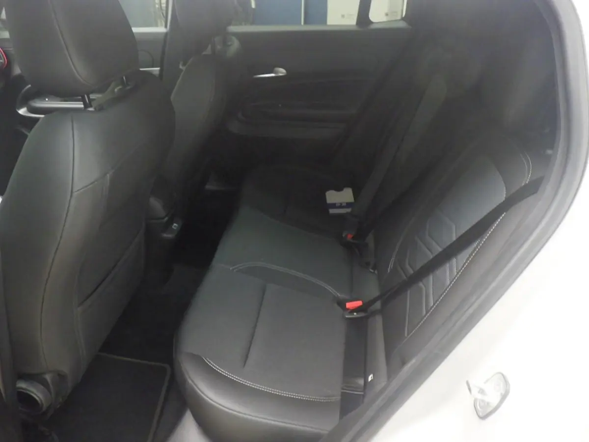 1.2 e-Hybrid Altitude | Navigatie | Camera | Elektrische Achterklep | Keyless | Parkeersensoren | Apple Carplay & Android Auto |