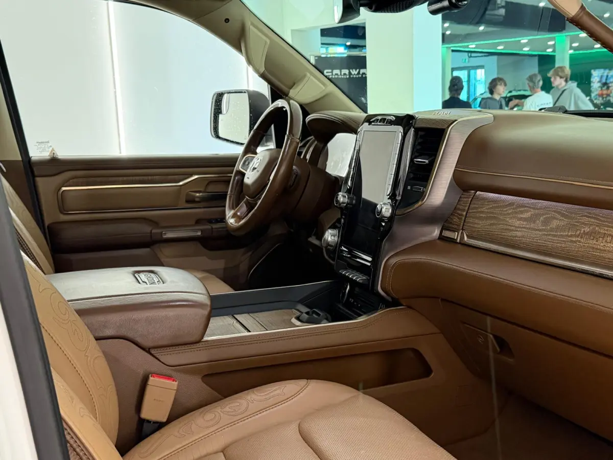 1500 5.7 V8 4x4 Limited Longhorn Massage