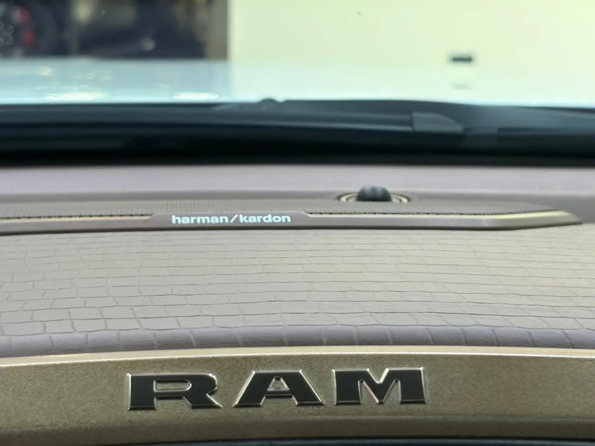 1500 5.7 V8 4x4 Limited Longhorn Massage