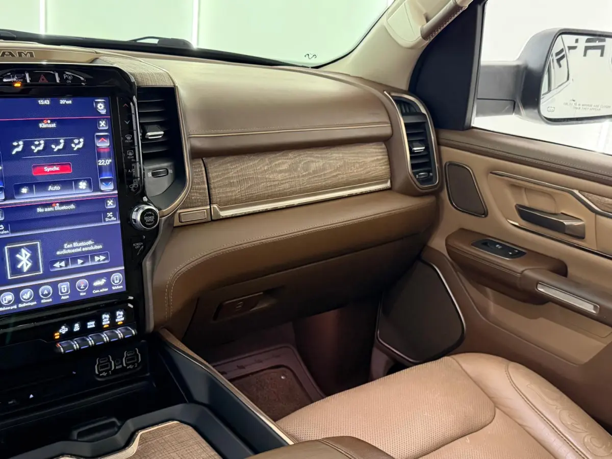 1500 5.7 V8 4x4 Limited Longhorn Massage