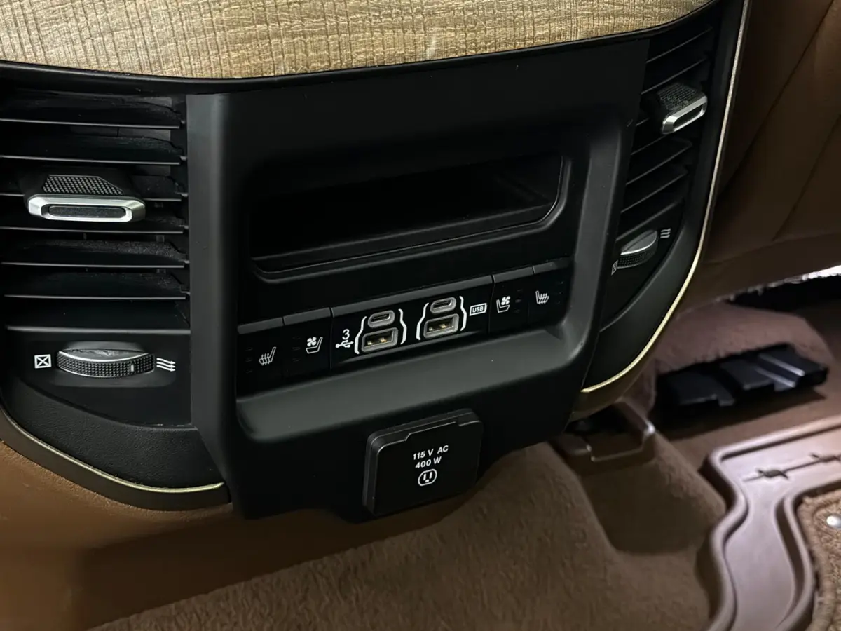 1500 5.7 V8 4x4 Limited Longhorn Massage