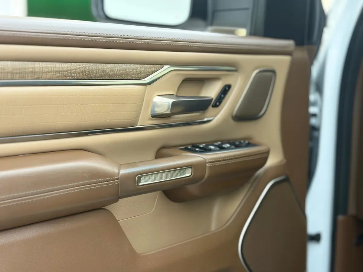 1500 5.7 V8 4x4 Limited Longhorn Massage