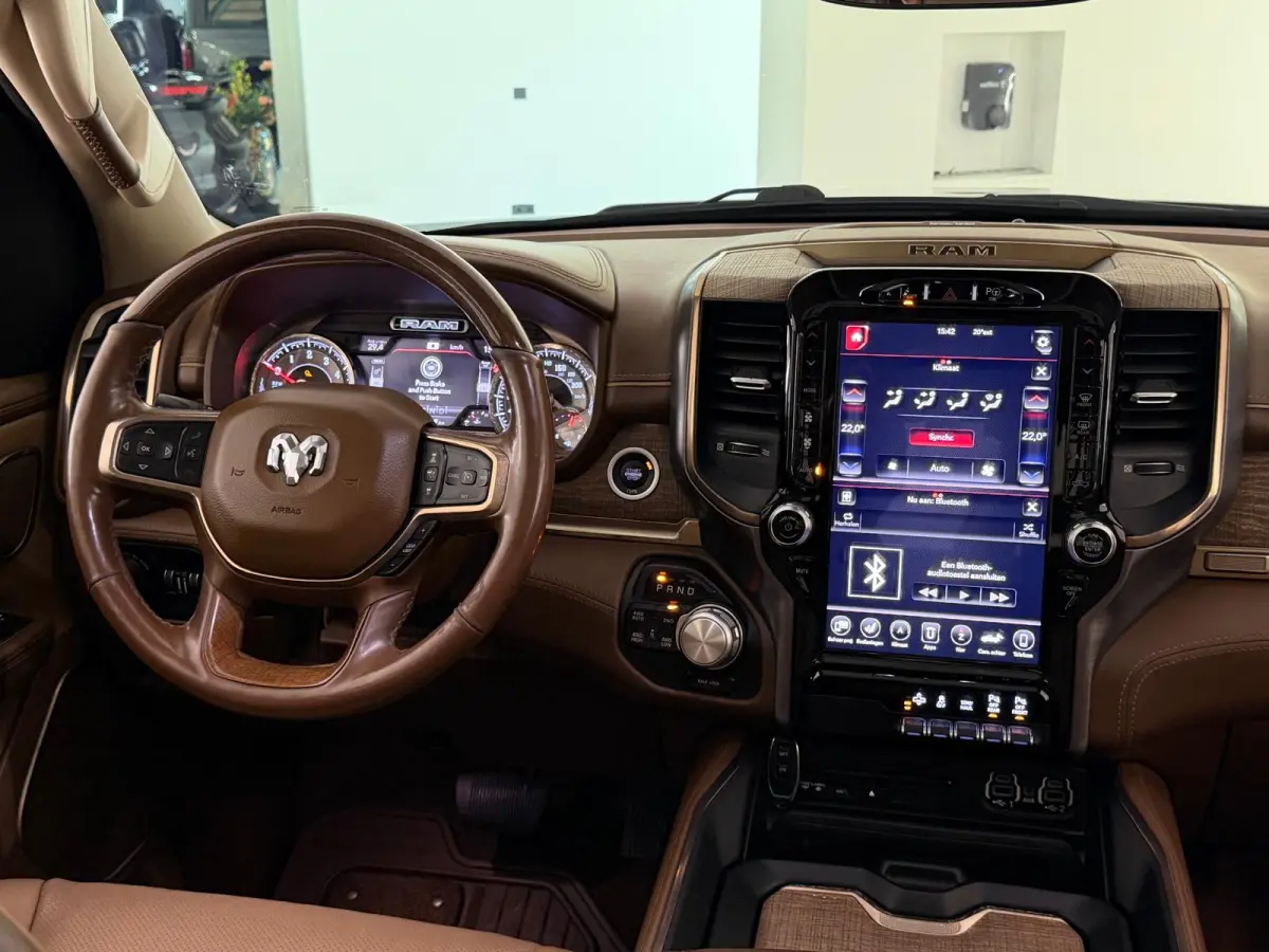 1500 5.7 V8 4x4 Limited Longhorn Massage