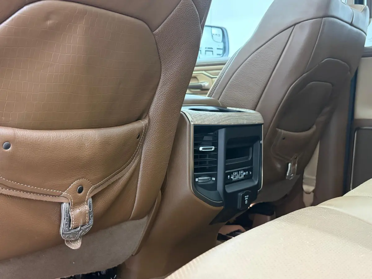 1500 5.7 V8 4x4 Limited Longhorn Massage