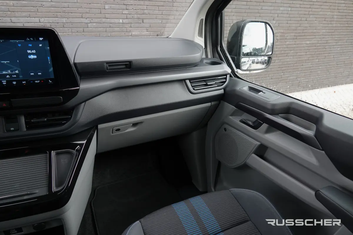 L2H1 218Pk Aut. | Tourneo Sport | 8-Persoons | Nieuwe 71kWh Accu | Elektrisch | Panoramadak | 360° Camera | 19''