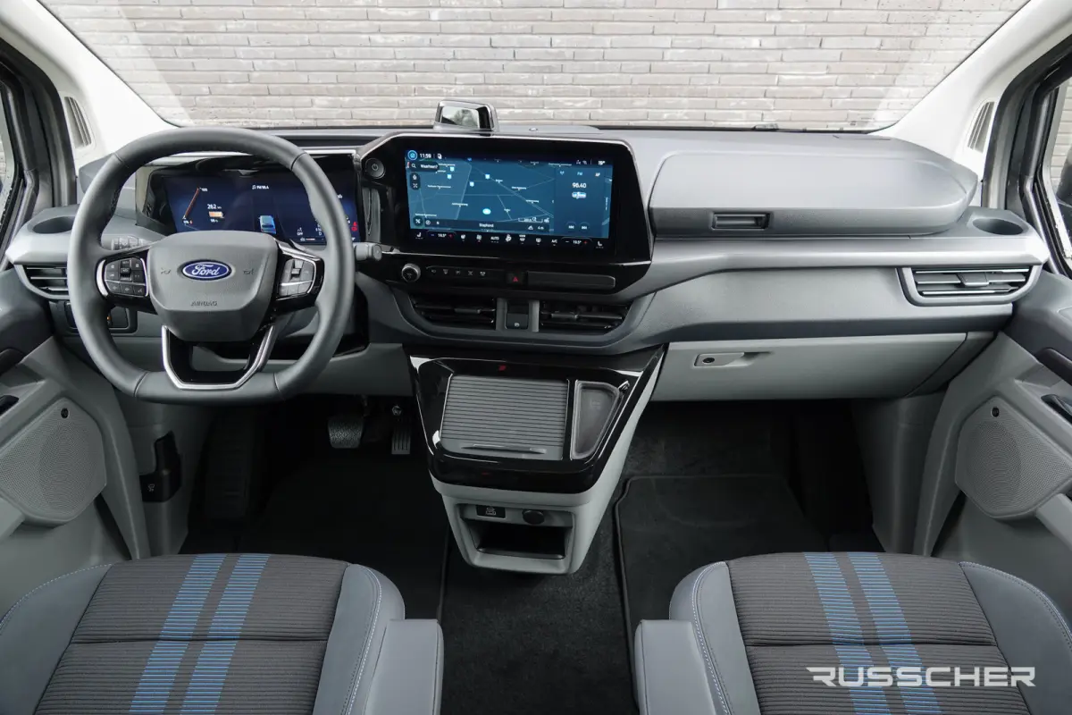 L2H1 218Pk Aut. | Tourneo Sport | 8-Persoons | Nieuwe 71kWh Accu | Elektrisch | Panoramadak | 360° Camera | 19''
